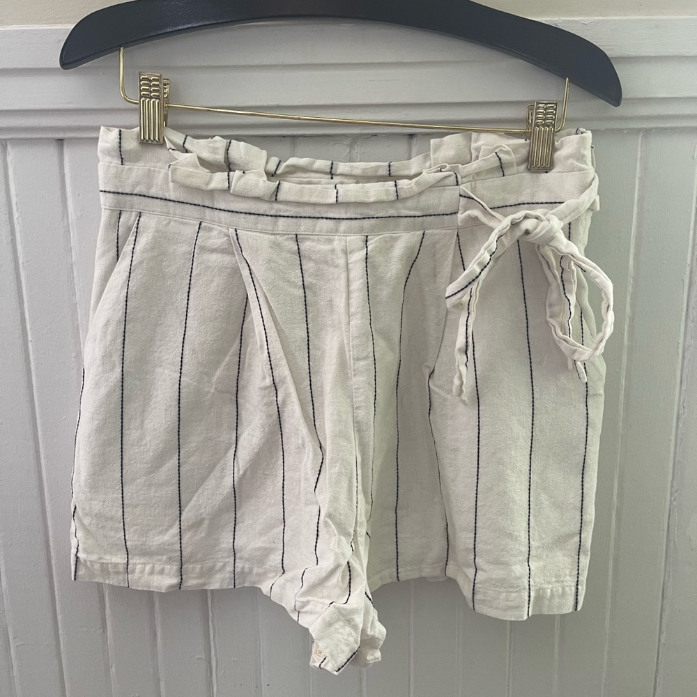 Women pin striped shorts, size large, zipper on side, ruffle on waist w/ tie
